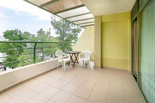 Отель Hotel Juli Солнечный Берег Двухместный номер с 1 кроватью или 2 отдельными кроватями и балконом-1