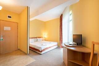 Отель Hotel Juli Солнечный Берег Улучшенный номер с кроватью размера «king-size»-1