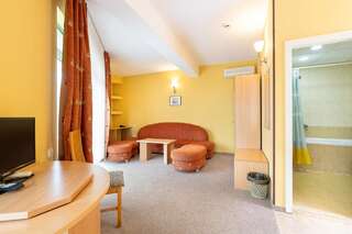 Отель Hotel Juli Солнечный Берег Улучшенный номер с кроватью размера «king-size»-3