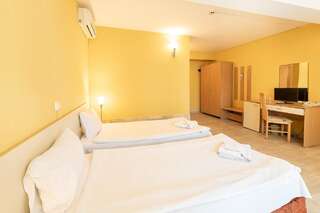 Отель Hotel Juli Солнечный Берег Двухместный номер эконом-класса с 1 кроватью-3