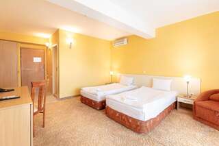 Отель Hotel Juli Солнечный Берег Двухместный номер с 1 кроватью или 2 отдельными кроватями и балконом-7